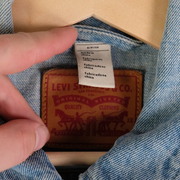 Levi’s Trucker Jacket Womens Small Light Blue Denim Classic Button Up Distressed - Picture 6 of 10